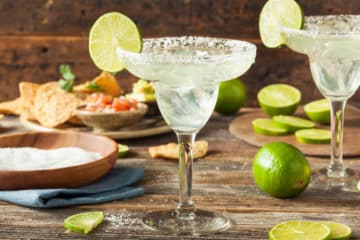 Une margarita avec une rondelle de citron vert