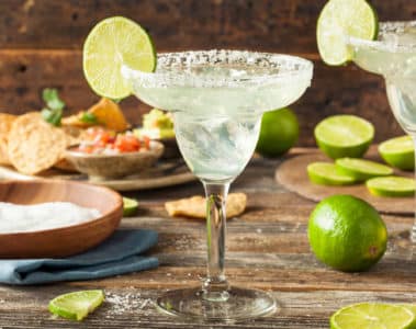 Une margarita avec une rondelle de citron vert