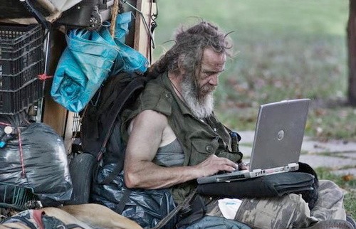 SDF regarde son ordinateur