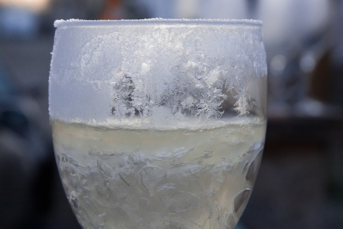 Un verre de champagne gelé en état de fractional freezing