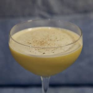 Un Rum Flip avec un peu de noix de muscade sur le dessus