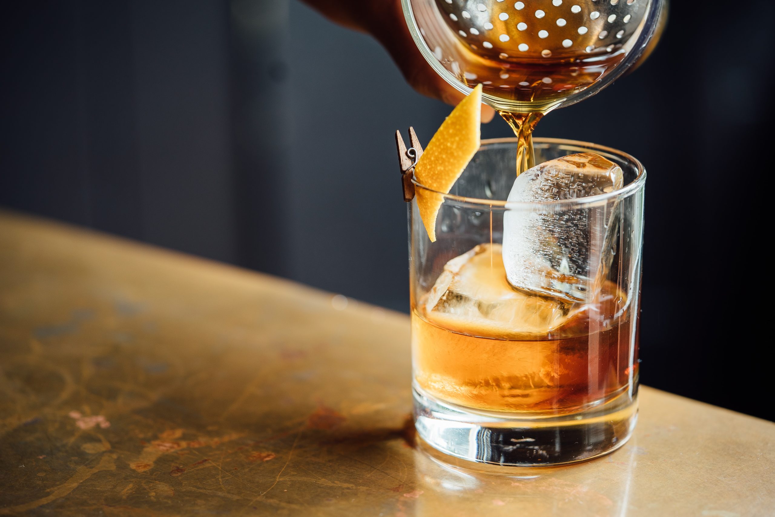 Un Old Fashioned servi sur gros glaçons