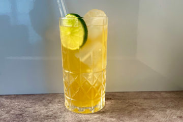 Un Dark 'n' Stormy au rhum Gosling et à la Ginger Beer, garni d'une rondelle de citron vert