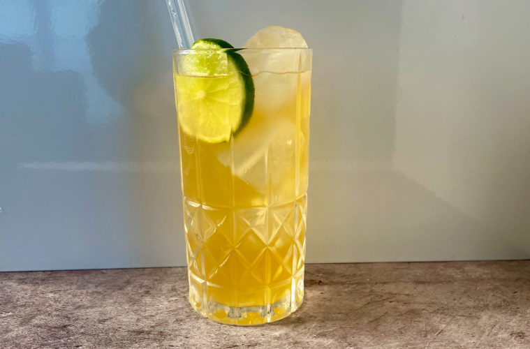 Un Dark 'n' Stormy au rhum Gosling et à la Ginger Beer, garni d'une rondelle de citron vert