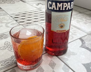 Un Campari Soda à côté d'une bouteille de Campari
