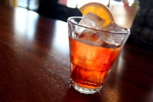 Un Negroni Sbagliato dans un verre Rocks