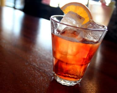 Un Negroni Sbagliato dans un verre Rocks