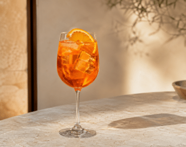 Aperol Spritz dans un verre à vin avec glaçons et rondelle d’orange