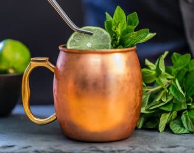 Un mug en cuivre contenant une London Mule