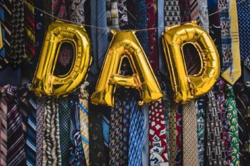 Des ballons qui épèlent DAD