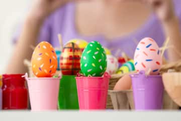 Des oeufs de Pâques peints à la main