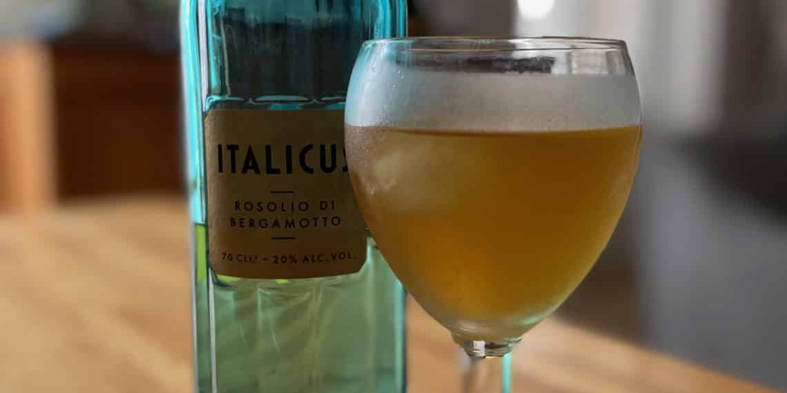 Un cocktail et une bouteille d'Italicus
