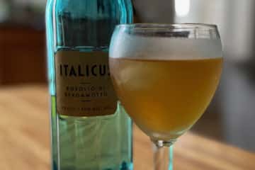Un cocktail et une bouteille d'Italicus